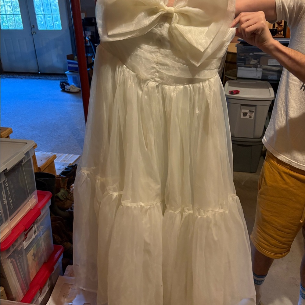 Elegant White Strapless Dress with Bow